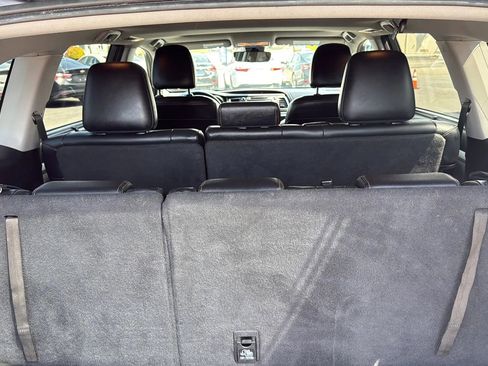 Used 2017 Toyota Highlander XLE w/ Carpet Mat Package AWD/4WD image 10