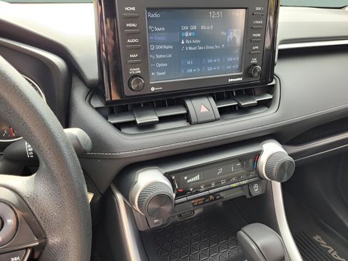 Used 2021 Toyota RAV4 LE image 22