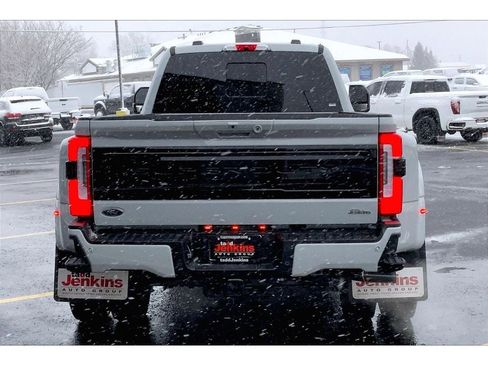 Used 2025 Ford F450 Platinum w/ FX4 Off-Road Package image 4