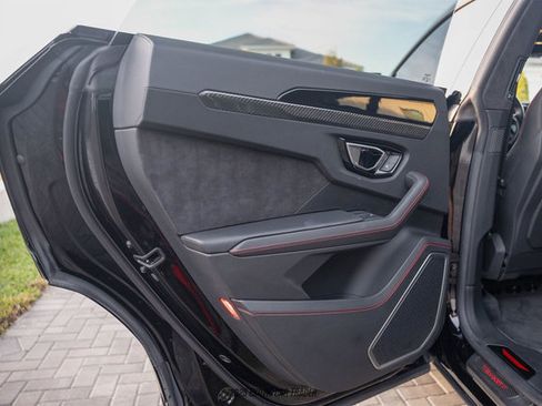 Used 2021 Lamborghini Urus image 31