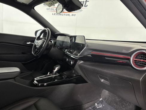 Used 2024 Chevrolet Trax RS w/ Sunroof Package FWD image 33