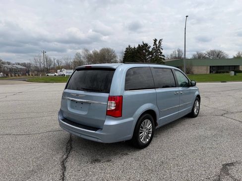 Used 2013 Chrysler Town & Country Touring-L w/ Driver Convenience Group image 4