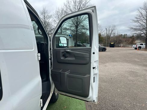 Used 2015 Chevrolet Express 2500 Extended image 17