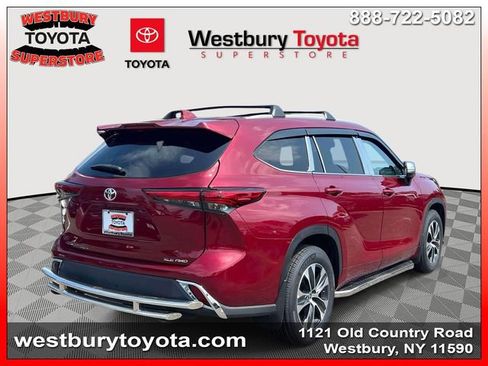 Used 2023 Toyota Highlander XLE AWD/4WD image 7