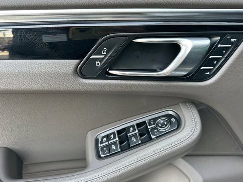 Certified 2024 Porsche Macan image 12