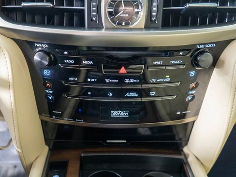 Used 2016 Lexus LX 570 4WD w/ Luxury Package image 21