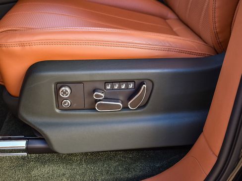 Used 2023 Bentley Bentayga Azure image 24