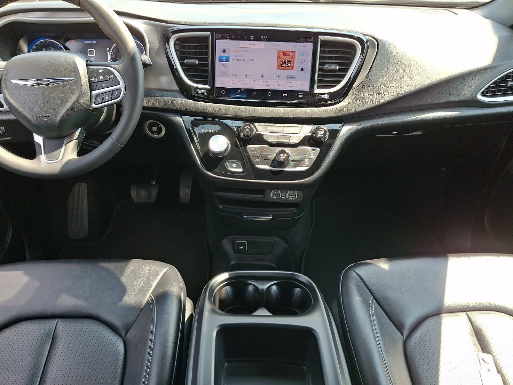 Used 2025 Chrysler Pacifica Select FWD image 16