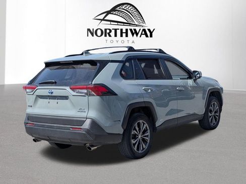 Used 2022 Toyota RAV4 XLE Premium image 4
