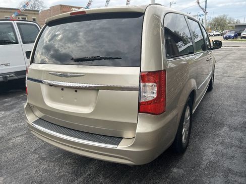 Used 2016 Chrysler Town & Country Touring image 4