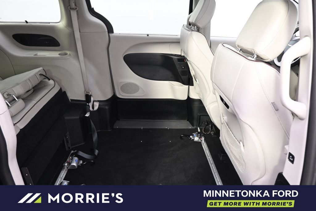 Used 2017 Chrysler Pacifica Limited FWD image 17
