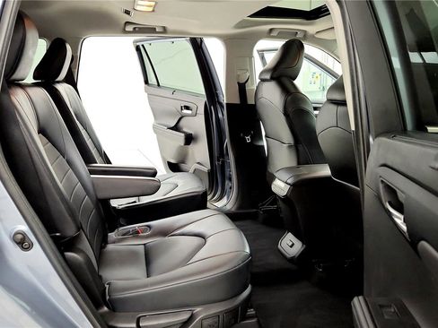 Used 2022 Toyota Highlander XLE image 29