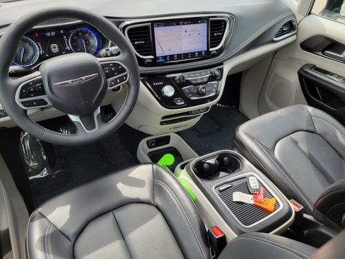 Used 2024 Chrysler Pacifica Touring-L w/ Uconnect Theater Family Group FWD image 18