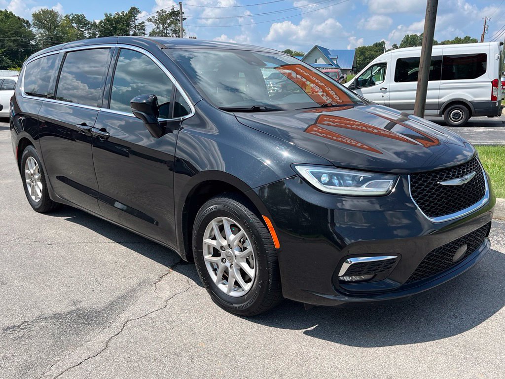 Used 2024 Chrysler Pacifica Touring FWD image 2