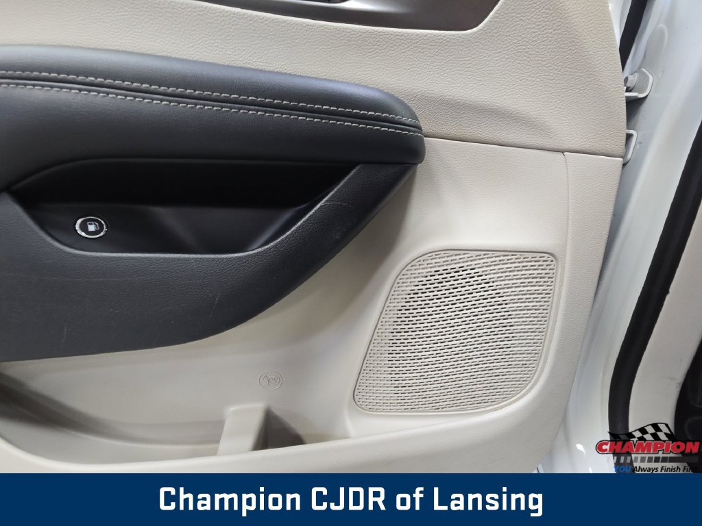 Used 2023 Chrysler Pacifica Touring-L FWD image 31