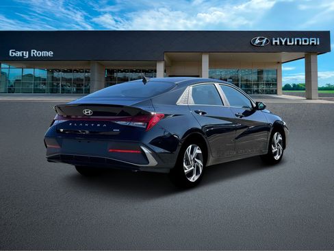 New 2025 Hyundai Elantra SEL FWD image 7