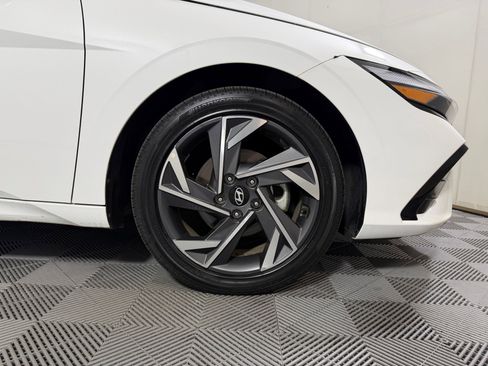Used 2025 Hyundai Elantra Limited FWD image 9