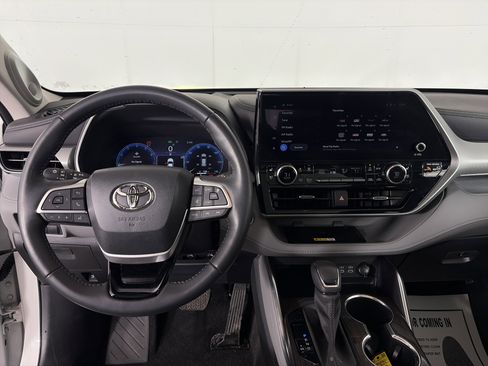Used 2023 Toyota Highlander Platinum image 3
