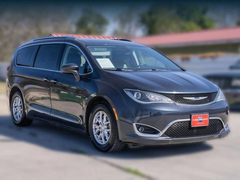 Used 2020 Chrysler Pacifica Touring-L image 3