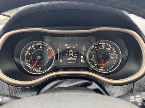 Used 2018 Jeep Cherokee Latitude w/ Altitude Package AWD/4WD image 17