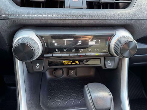 Used 2020 Toyota RAV4 LE image 28