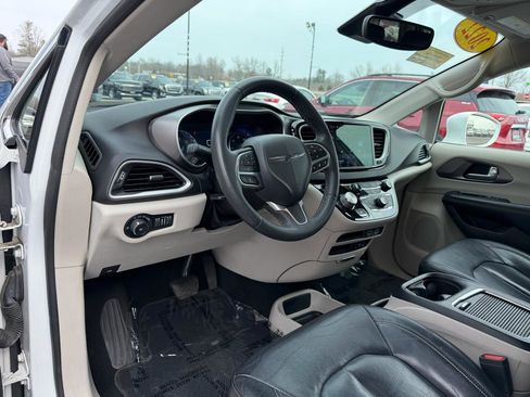 Used 2022 Chrysler Pacifica Touring-L image 13
