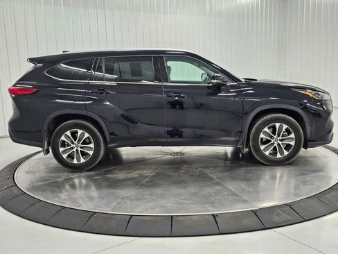 Used 2022 Toyota Highlander XLE AWD/4WD image 6