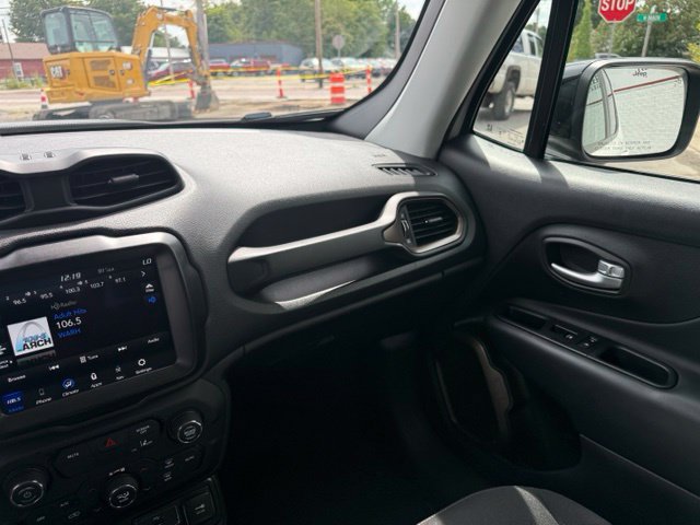 Used 2023 Jeep Renegade Latitude AWD/4WD image 13
