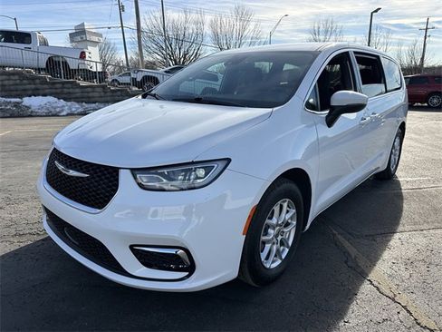 Used 2023 Chrysler Pacifica Touring image 2