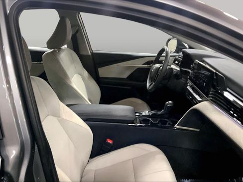 Used 2025 Toyota Camry XLE AWD/4WD image 9