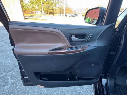 Used 2018 Toyota Sienna Limited Premium image 18