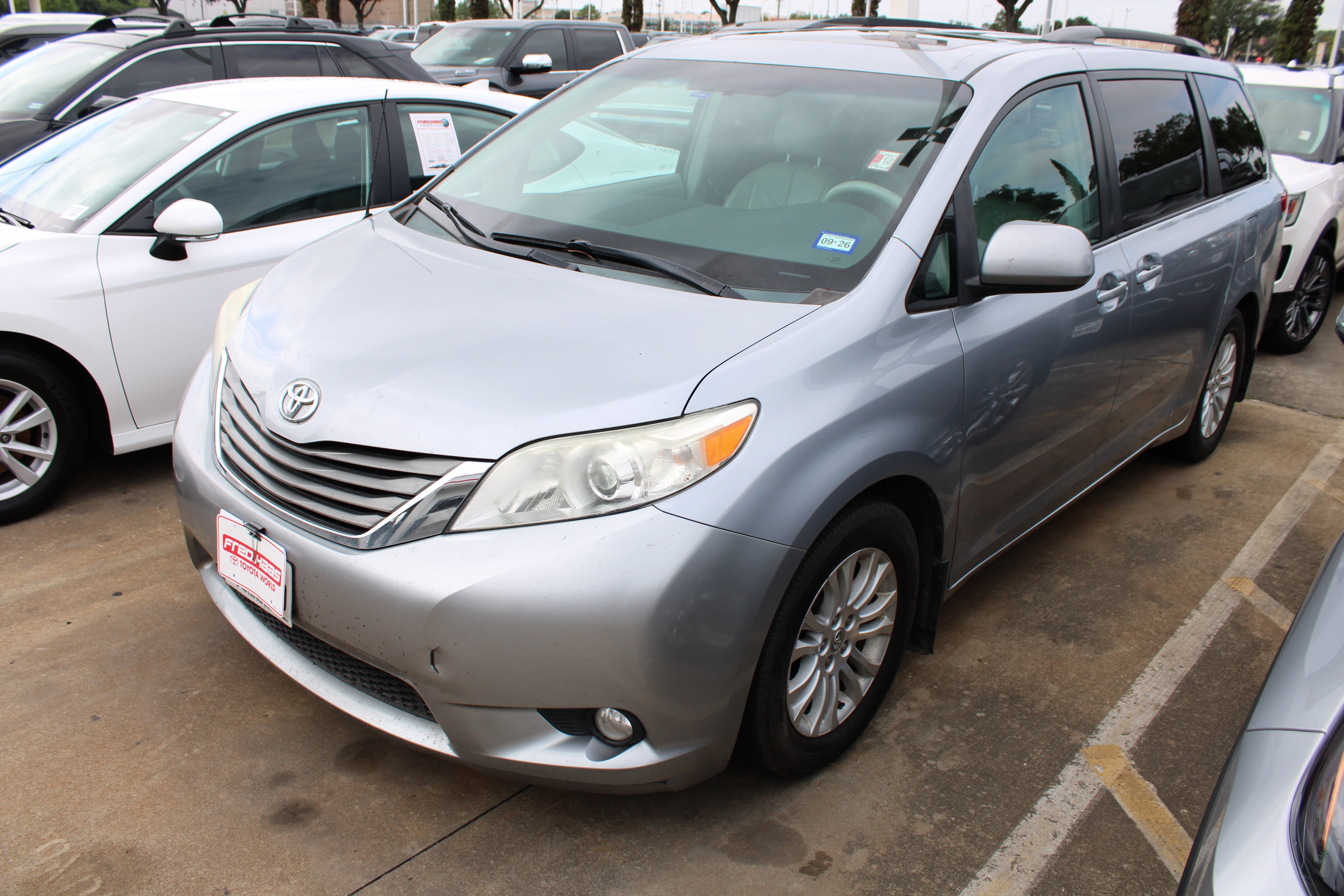 Used 2012 Toyota Sienna XLE FWD image 6