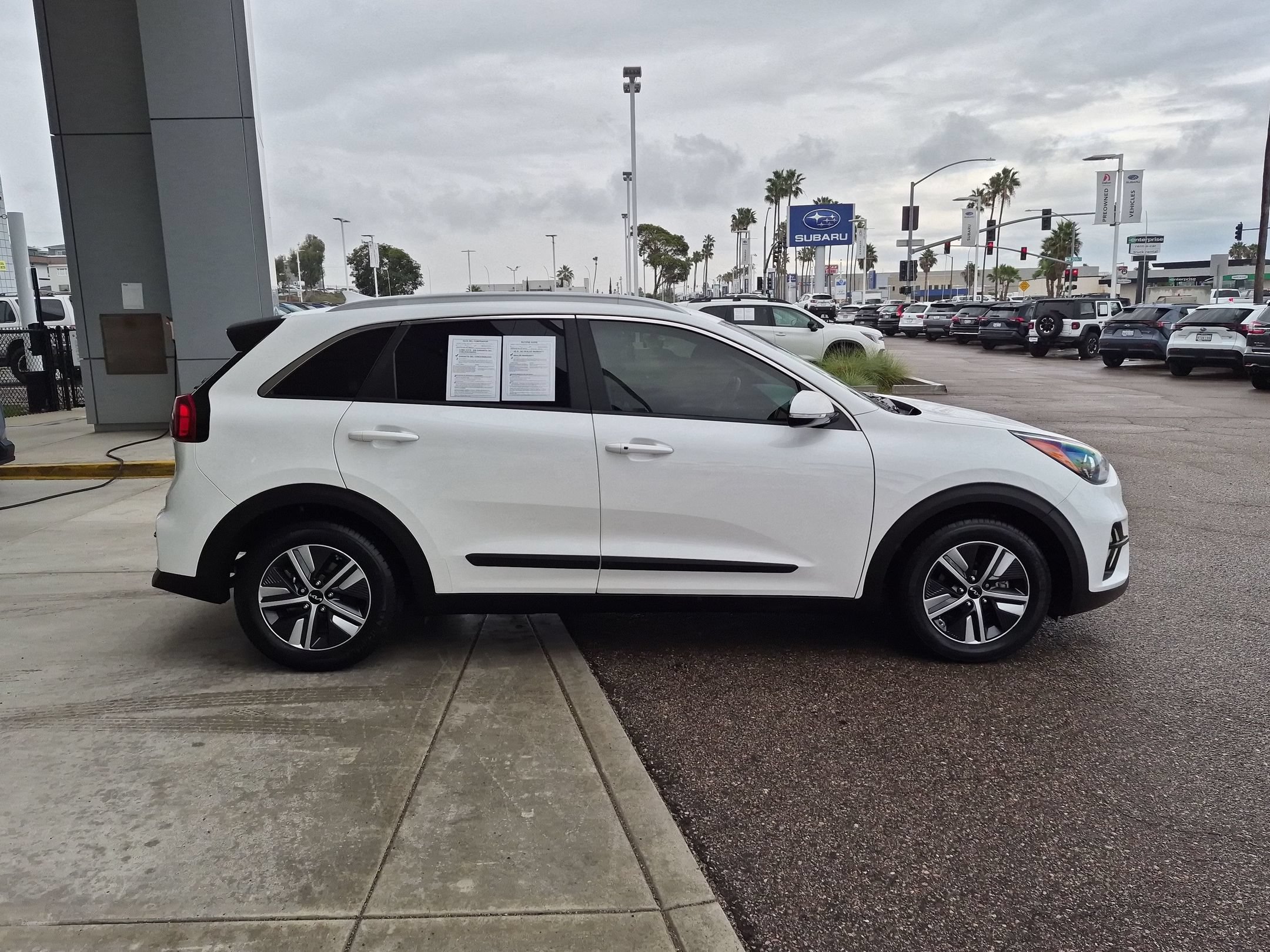Used 2022 Kia Niro EX Premium FWD image 5