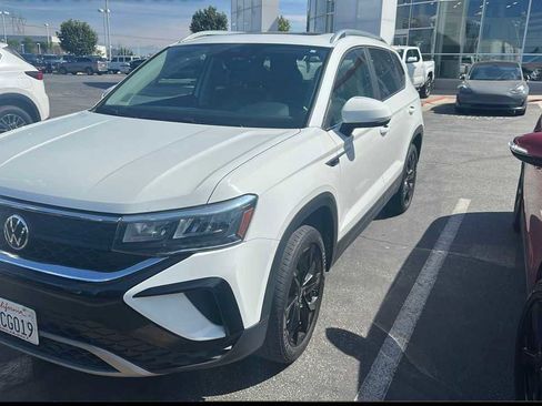 Used 2022 Volkswagen Taos SE w/ Panoramic Sunroof Package image 1