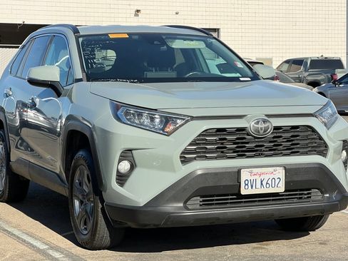 Used 2020 Toyota RAV4 XLE FWD image 2