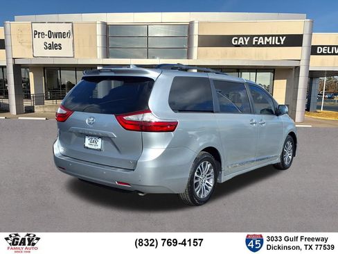 Used 2019 Toyota Sienna XLE w/ XLE Navigation Package FWD image 2