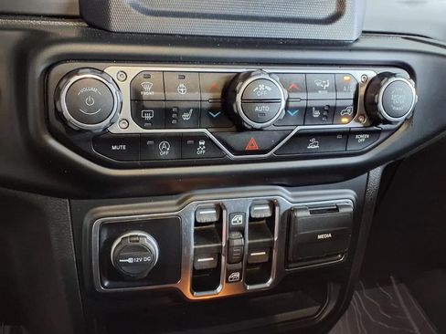 Used 2020 Jeep Gladiator Overland w/ LED Lighting Group AWD/4WD image 22