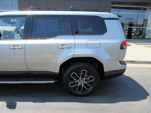 Used 2026 Lexus GX 550 w/ Cold Area Package AWD/4WD image 4