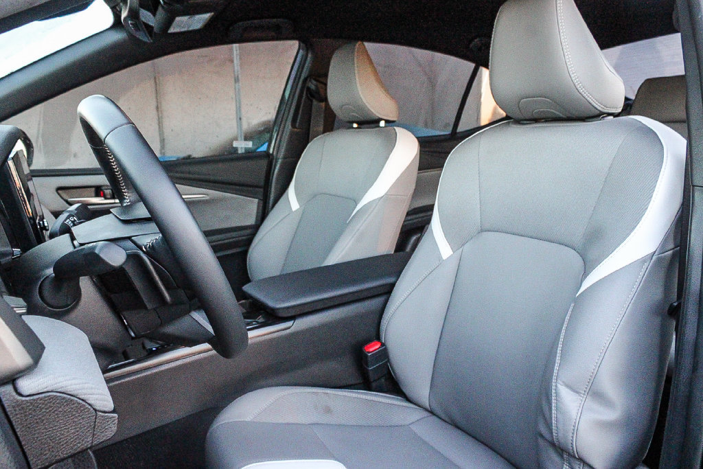 Used 2025 Toyota Camry SE w/ Convenience Package FWD image 18