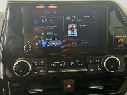 Used 2024 Toyota Highlander LE FWD image 24