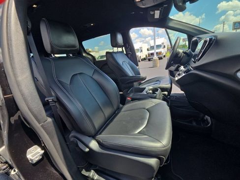 Used 2025 Chrysler Pacifica Select FWD image 27