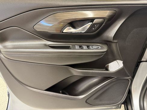 Used 2024 GMC Terrain SLE w/ Driver Convenience Package FWD image 13
