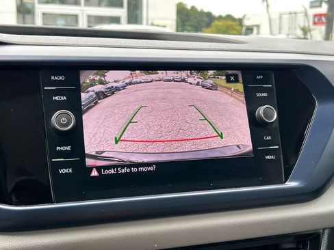 Used 2022 Volkswagen Taos SE w/ Panoramic Sunroof Package FWD image 17