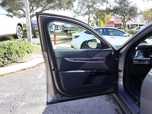 Used 2025 BMW 740i image 27