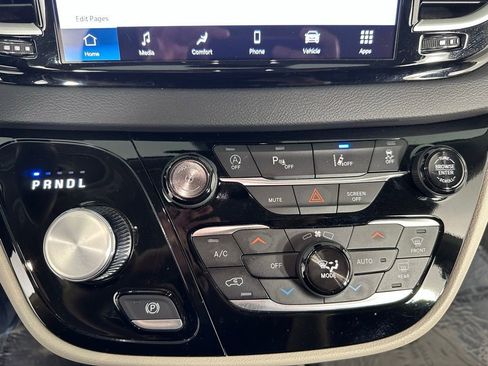 Used 2024 Chrysler Pacifica Touring-L image 8