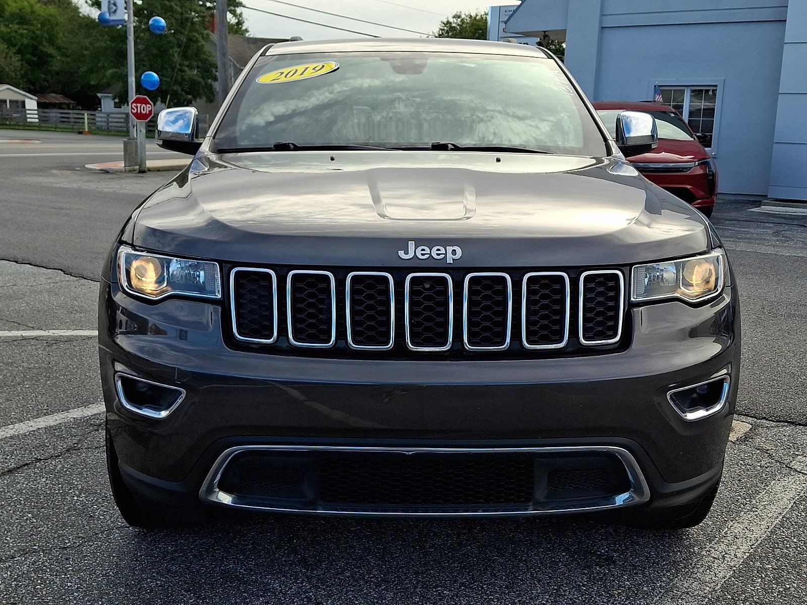 Used 2019 Jeep Grand Cherokee Limited AWD/4WD image 2