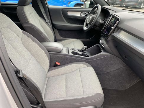 Used 2024 Volvo XC40 B5 Core image 23