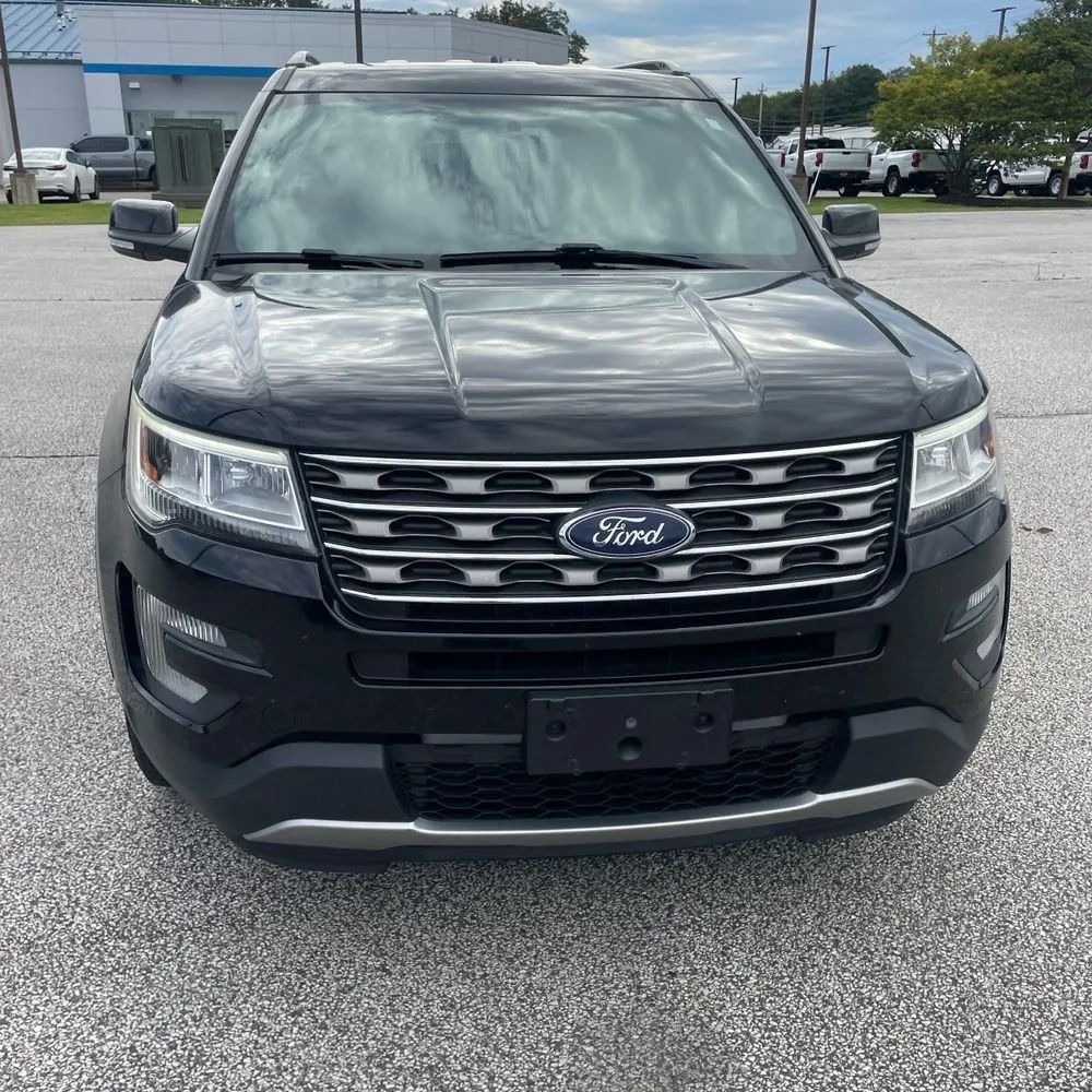 Used 2017 Ford Explorer XLT w/ Equipment Group 202A AWD/4WD image 14