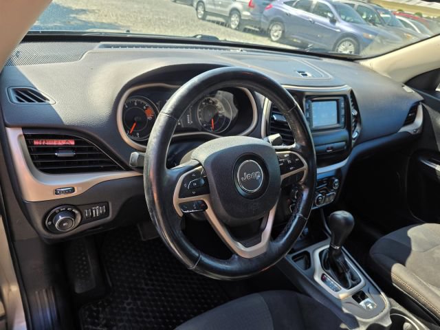 Used 2017 Jeep Cherokee Latitude w/ Cold Weather Group FWD image 13