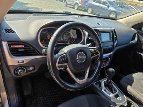 Used 2017 Jeep Cherokee Latitude w/ Cold Weather Group FWD image 13